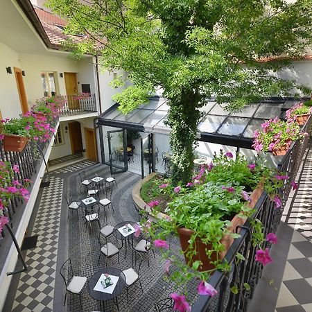 Hotel At The White Lily Prague Exterior photo