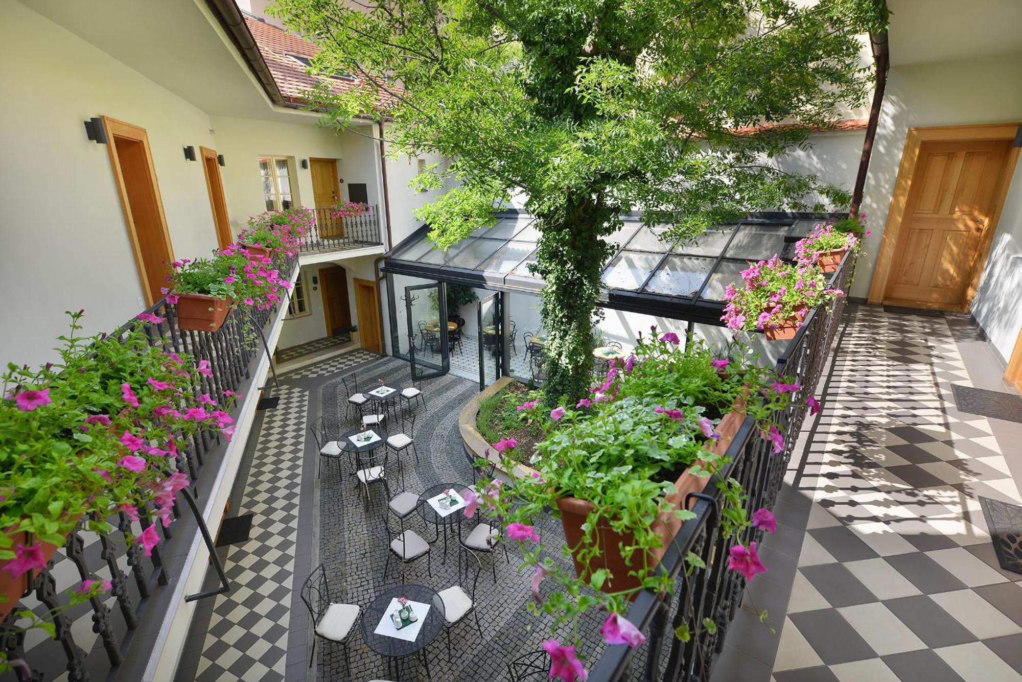 Hotel At The White Lily Prague Exterior photo