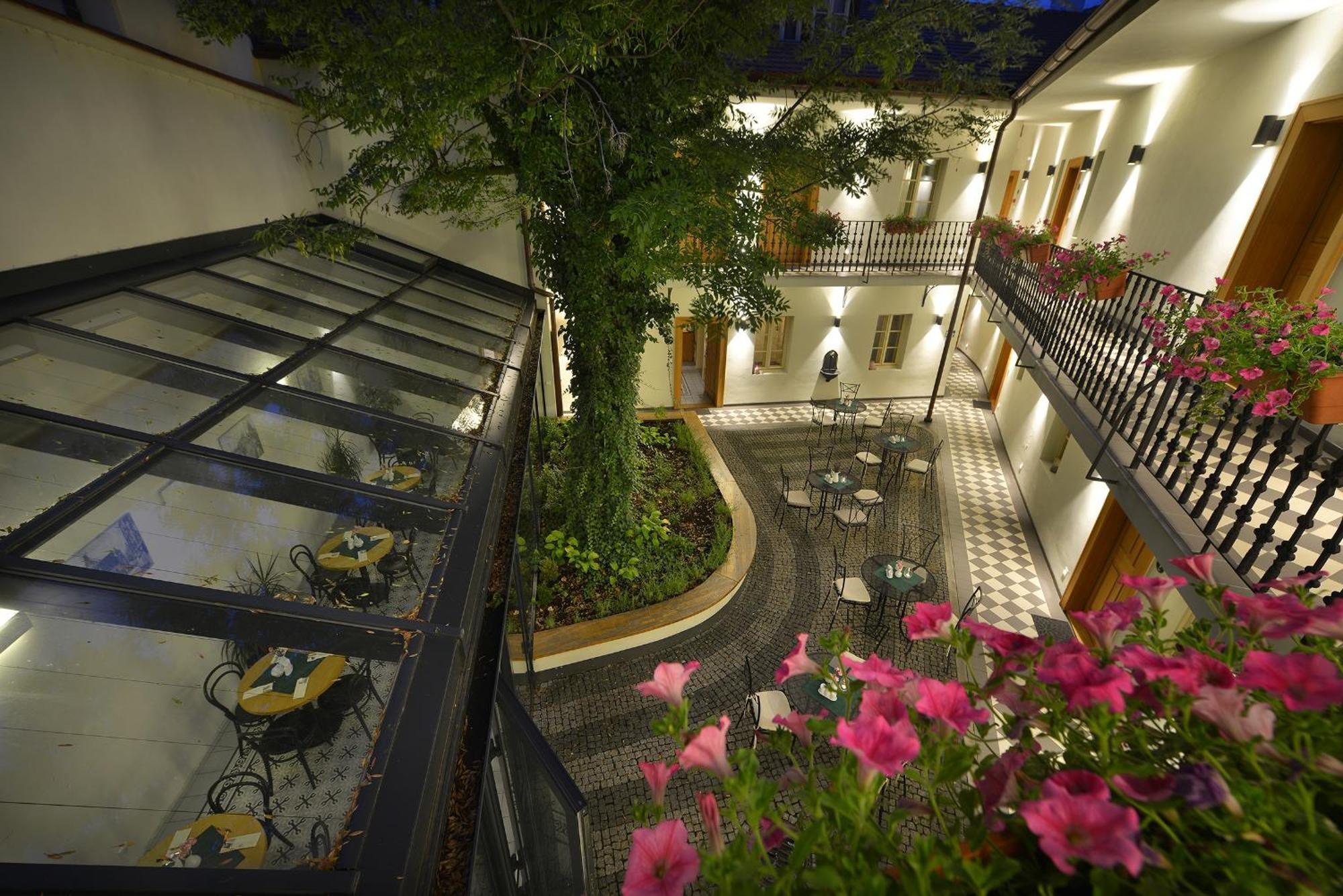 Hotel At The White Lily Prague Exterior photo