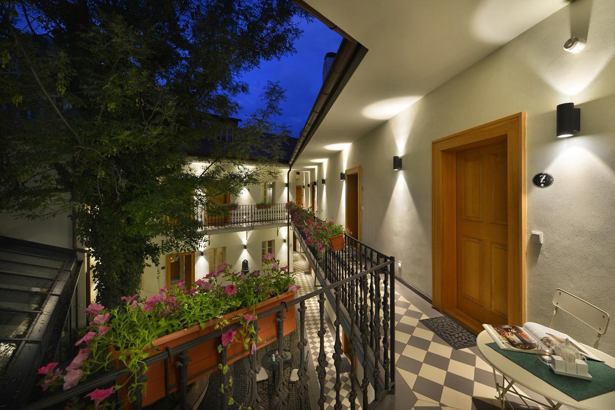 Hotel At The White Lily Prague Exterior photo